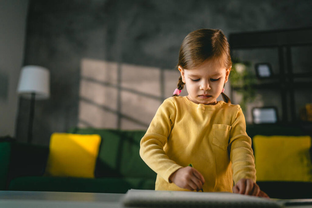 Tout-petit fille caucasien enfant jouer avec des crayons à la maison - Photo, image