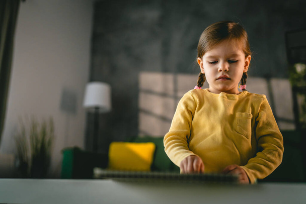 トッドラーガール 警戒心のある子供は自宅でクレヨンで遊ぶ - 写真・画像