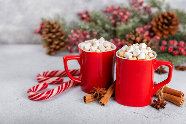 Warme drank met marshmallows en suikerriet in kopje op textuurtafel.Gezellige seizoensgebonden vakantie.Warme cacao met peperkoek Kerstkoken.Warme chocolade met marshmallow en specerijen.. - Foto, afbeelding