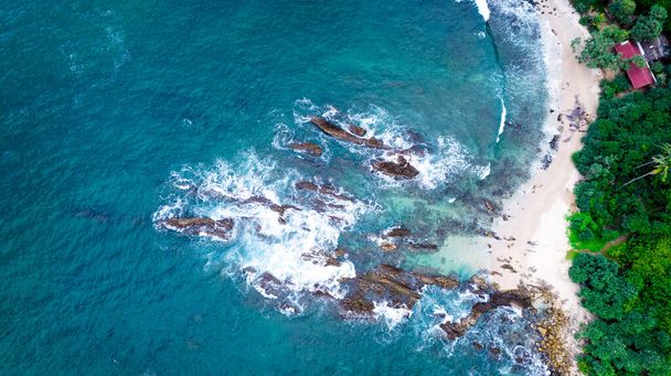 Hermosa costa del Océano Índico en la isla de Sri Lanka, Mirissa. Fotografía aérea. - Foto, imagen