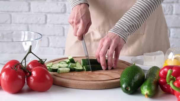 Vrouw die feta kaas toevoegt aan een kom Griekse salade - Video