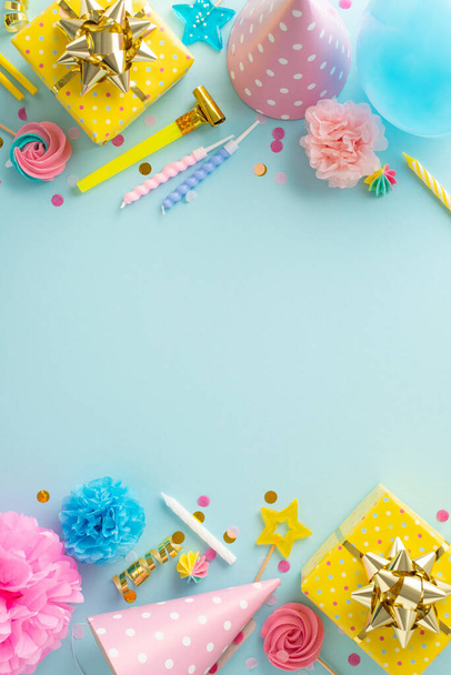 Festal doğum günü partisi ilhamı. Dikey üst görünüm, hediyeler, şapkalar, lolipoplar, balonlar ve pastel mavisi arka planda konfetilerle şenlikli ortamı yakalıyor. Metin veya tanıtım içeriği için uygun - Fotoğraf, Görsel