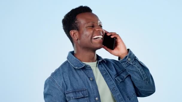 Boldog fekete férfi, telefonhívás és nevetés vicces vicc vagy beszélgetés ellen stúdió vagy kék háttér. Afrikai férfi személy mosoly és szociális, miközben beszél a mobil okostelefon szórakoztató beszélgetés. - Felvétel, videó
