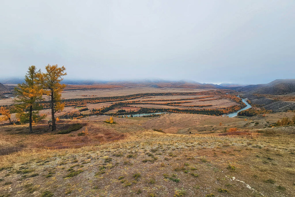 Szamakha sztyeppe ősszel. Gyönyörű őszi hegyi sztyeppe táj széles hegyi folyóval. Gyönyörű őszi kilátás, hegyi táj. Oroszország turisztikai koncepció és hegyi erdő természet táj. - Fotó, kép