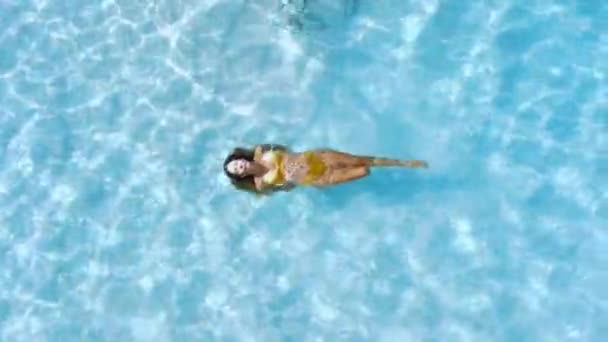 Von oben nach unten Ansicht der schönen Frau, die im transparenten blauen Ozean schwimmt. Luftaufnahme. Hochwertiges 4k Filmmaterial - Filmmaterial, Video