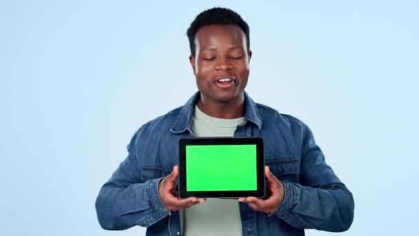 Falando, homem negro e um tablet de tela verde para publicidade, promoção ou marketing de um aplicativo. Retrato facial, criativo e uma pessoa africana com tecnologia de espaço em branco ou mockup no fundo azul do estúdio. - Filmagem, Vídeo
