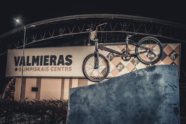 Un monumento a la bicicleta en honor a un atleta. Bicicleta BMX en el monumento. - Foto, imagen