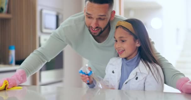 Ebeveyn, çocuk ve birlikte mutfak temizliği için eldivenler, sprey ve kir için bez. Evde çocuklara bakterileri, bakterileri ve tozu durdurmayı öğretirken baba, kız ve bağ kurmak.. - Video, Çekim