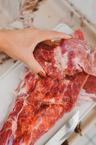 Pala raakaa punaista naudanlihaa ja rasvaa. Brasilia on toiseksi suurin naudanlihan tuottaja ja suurin viejä maailmassa. - Valokuva, kuva