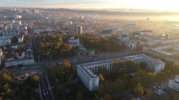 Αεροφωτογραφία drone του κέντρου της πόλης Chisinau με καθεδρικό ναό της Γέννησης και Triumphal Arch. Μολδαβία - Πλάνα, βίντεο