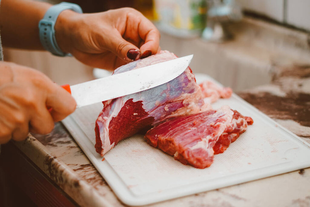 Rasva punaisesta lihasta poistetaan kokki. Punainen liha on valtava määrä vitamiineja monimutkainen B, E, K ja sinkki, rauta, proteiinit - Valokuva, kuva