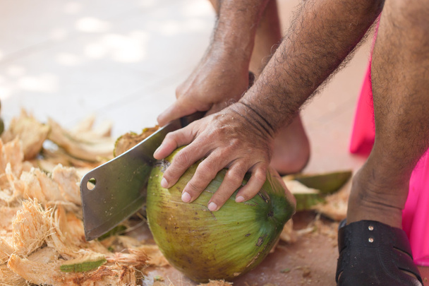 Kokosnuss mit dem Messer hacken - Foto, Bild