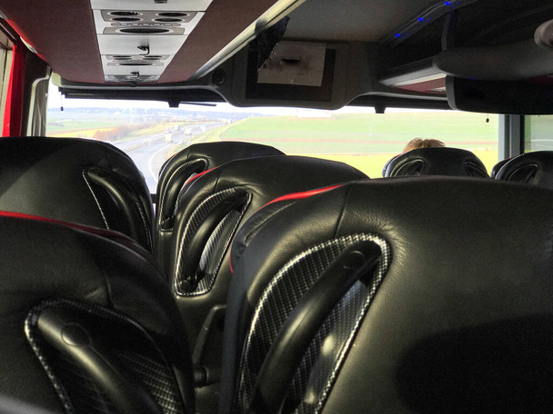 Parte dell'interno di un autobus con sedili in pelle nera. Foto di alta qualità - Foto, immagini