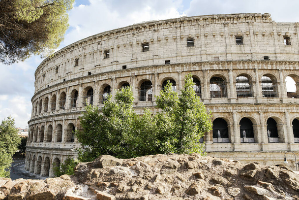 Roma Kolezyumu 'nun (Colosseo Romano) dış mimarisi Roma, Lazio Eyaleti, İtalya. - Fotoğraf, Görsel