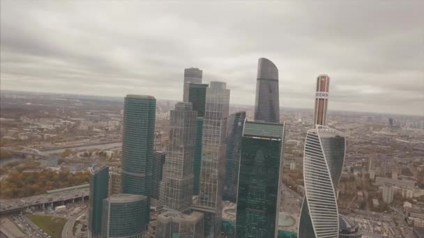 Moscow City gökdelen, havadan görünümü. Küçük. Office İş Merkezi Moskova şehir. Moskova şehir binaları ile gök, havadan görünümü. - Video, Çekim