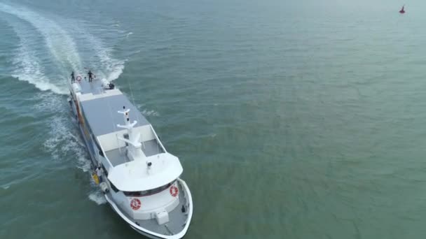 Luchtfoto van luxe speedboot varen in de Oceaan. Schot. Luchtfoto van luxejacht varen op zee. - Video