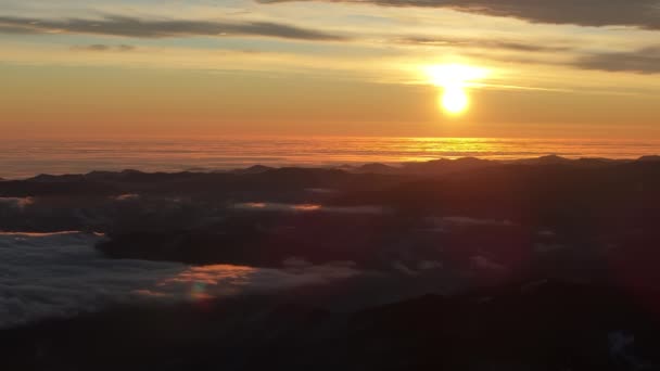 Lennokki näkymä auringonnousuun vuorilla. Ceahlaun kansallispuisto, Romania - Materiaali, video
