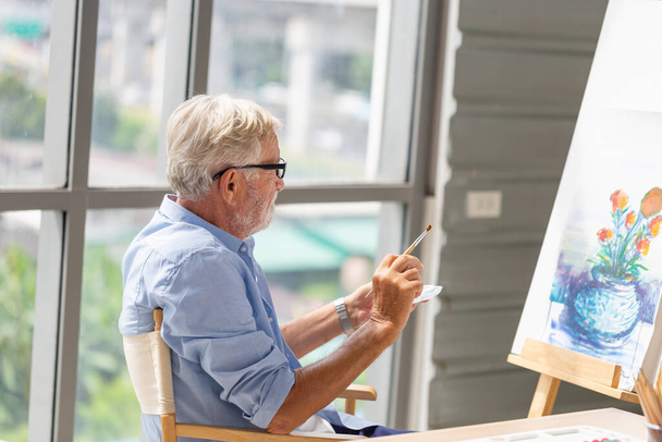 Homem sênior pintura em tela em casa, Homem idoso pintura em uma tela, conceitos de aposentadoria feliz - Foto, Imagem
