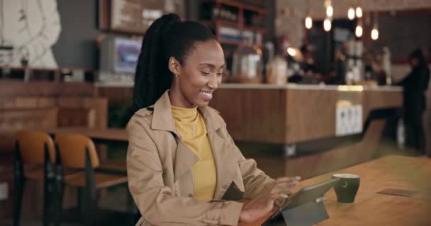 Ευτυχισμένη, καφετέρια και μαύρη γυναίκα με tablet, πληκτρολόγηση και αναζήτηση στο διαδίκτυο με σύνδεση, σκέψη και copywriting. Αφρικανός, ελεύθερος επαγγελματίας ή εργαζόμενος με τεχνολογία, μέσα κοινωνικής δικτύωσης και cafe. - Πλάνα, βίντεο