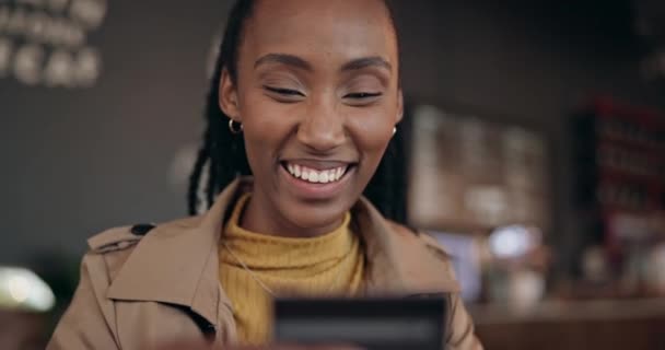 Καφέ, tablet ή μαύρη γυναίκα με πιστωτική κάρτα για online αγορές ή επενδύσεις σε ψηφιακή ιστοσελίδα fintech. Χαμόγελο, πληρωμή ή χαρούμενη Αφρικανή κυρία στην τράπεζα της καφετέριας ή πληκτρολογώντας για οικονομικό κωδικό πρόσβασης. - Πλάνα, βίντεο
