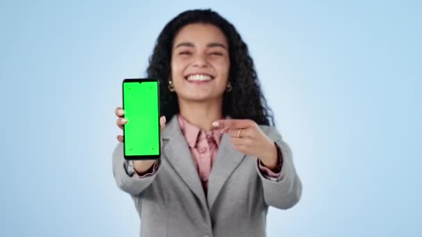 Üzletasszony, telefon és mutató rád zöld képernyő a stúdióban a lehetőséget a kék háttér. Vállalkozó, boldog és izgatott startup bemutatásával toborzás mobil app. - Felvétel, videó