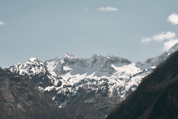 Wiosna w Alpach Włoskich z zachodem słońca nad szczytami Dolomitów. Panoramiczny widok idyllicznej scenerii górskiej w Alpach w piękny dzień. Podróżowanie. - Zdjęcie, obraz