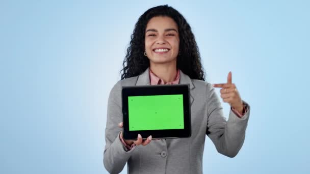 Zöld képernyő, mosoly és egy üzletasszony, aki egy kék hátterű tabletre mutat a stúdióban marketingért. Portré, chromakey és egy boldog fiatal alkalmazott, akik helyet adnak a reklámnak. - Felvétel, videó