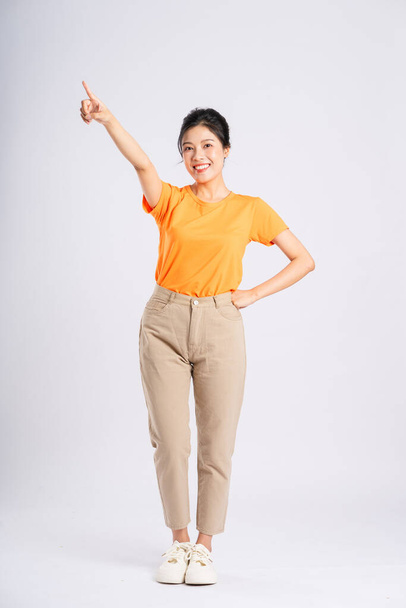 Muotokuva iloinen onnellinen aasialainen nainen poseeraa valkoisella taustalla - Valokuva, kuva