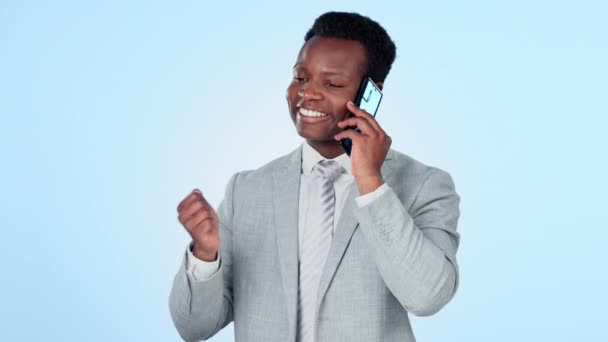 Czarny człowiek, telefon lub zabawny biznesmen w studio rozmawiający, łączący się w sieć lub mówiący o żartach. Niebieskie tło, mobilna komunikacja czy szczęśliwy afrykański przedsiębiorca śmiejący się w ofercie negocjacyjnej. - Materiał filmowy, wideo