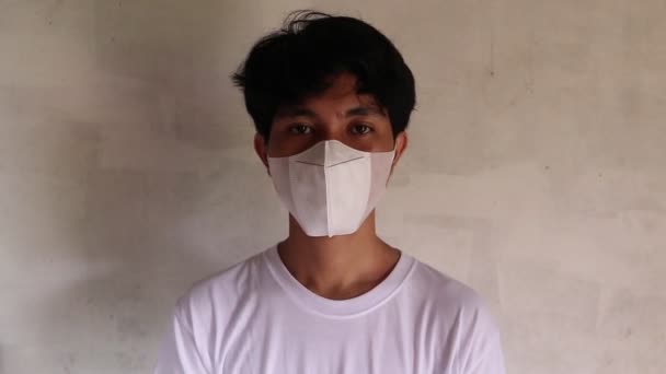 aasialainen mies riisuu naamion, naamio vapaa - Materiaali, video