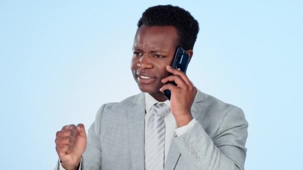 Zakelijk, telefoongesprek en zwarte man met woede, geschreeuw en stress op een blauwe studio achtergrond. Afrikaanse persoon, model of werknemer met een smartphone, gefrustreerd en schreeuwend met verbinding of crisis. - Video