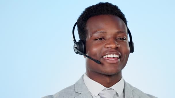Call center, studio of virtuele assistent in communicatie, spreken of praten om te helpen bij de klantenservice. Blauwe achtergrond, zwarte man of gezicht van een gelukkige Afrikaanse financieel adviseur met microfoon. - Video