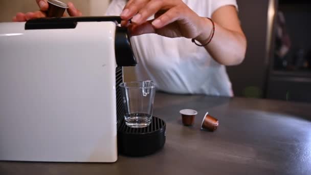 Focus sélectif sur la machine à café une femme mains insertion capsule avec du café broyé, la préparation du café frais le matin - Séquence, vidéo