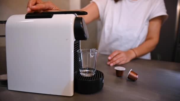 Gros plan femme mettant des dosettes de café à l'intérieur d'une machine à café pour un usage domestique, préparant espresso fraîchement brassé pour le petit déjeuner. Dépendance au café. Commencez votre journée avec une tasse de café stimulante - Séquence, vidéo