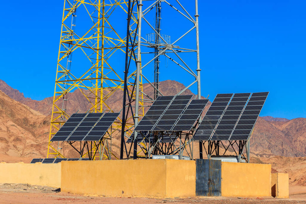 Solar panels in a bedouin village in Sinai desert, Egypt. Renewable energy - Foto, immagini