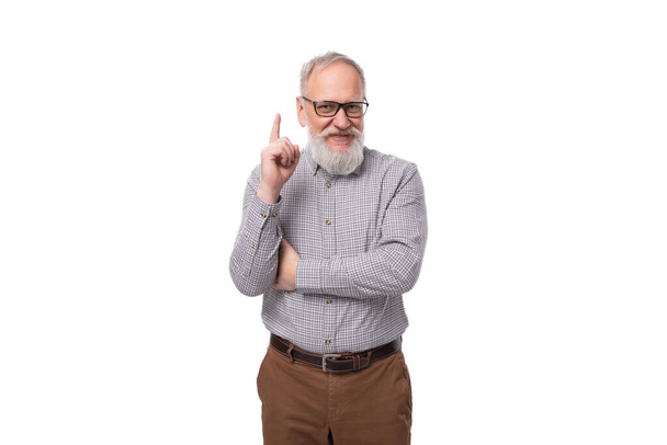літній розумний бос чоловік з білою бородою і вусами працює в бізнес-компанії. - Фото, зображення