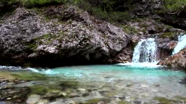 Nádherná krajina v potoce Dolomite s tyrkysovou vodou - Záběry, video