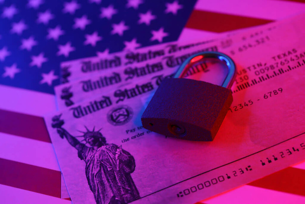 USA Treasury refundacja sprawdzić lub rachunek stymulacyjny z małym kłódką na US Flag zbliżenie - Zdjęcie, obraz