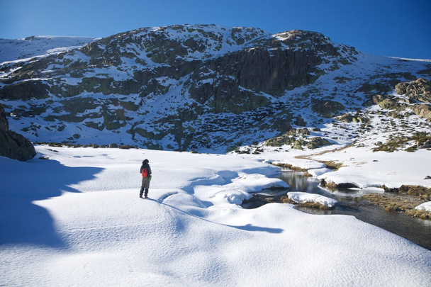 γυναίκα πεζοπορία στην κοιλάδα του χιονιού - Φωτογραφία, εικόνα
