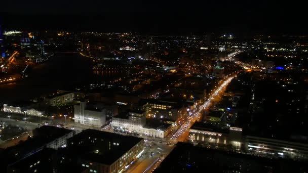 Kaupunkiyö. Panoraamanäkymät kauniiseen suurkaupunkiin yöllä 4K - Materiaali, video