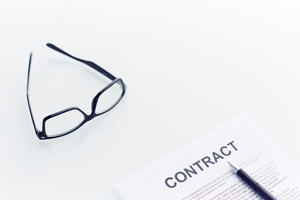 Contract and glasses on table - Foto, Imagem