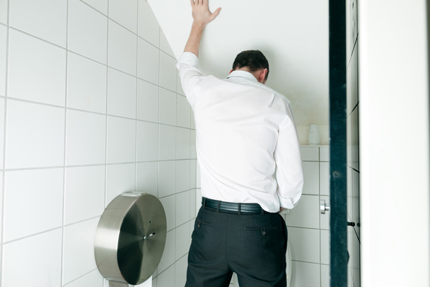 Man peeing in toilet - Fotoğraf, Görsel