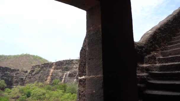 Ulkopuolella näkymä Ajanta Luolat on Unescon maailmanperintökohde, Veistetty kallioon suurina luolina, Maharashtra, Aurangabad, Intia - Materiaali, video