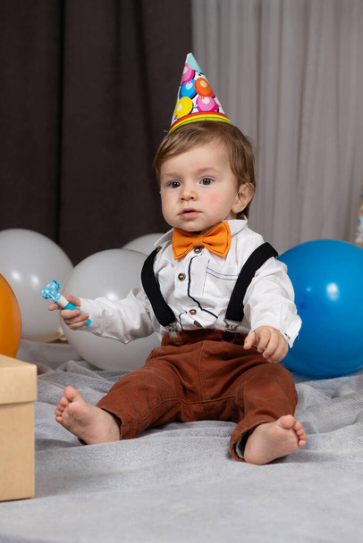 Un bambino festeggia il suo primo compleanno tra i palloncini. - Foto, immagini