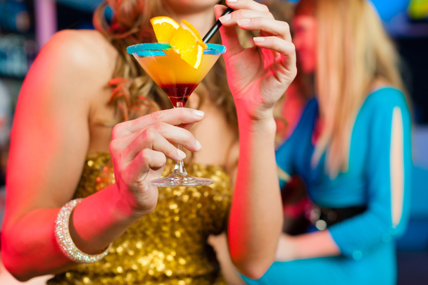 Люди в клубе или баре пьют коктейли
 - Фото, изображение