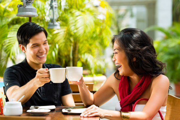 Ασιατικές άνδρα και γυναίκας σε εστιατόριο ή καφέ - Φωτογραφία, εικόνα