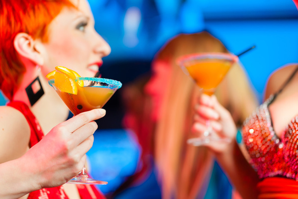 Les personnes au club ou au bar qui boivent des cocktails
 - Photo, image