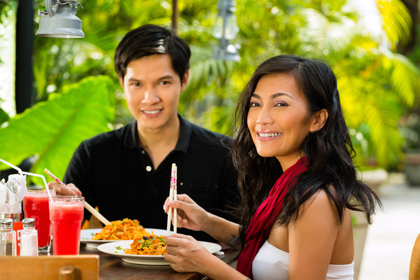 Азіатський чоловік і жінка, їжа в ресторані - Фото, зображення