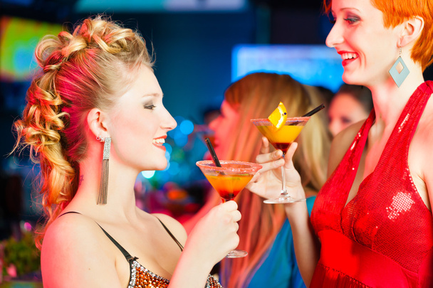 Άνθρωποι σε κλαμπ ή μπαρ πίνοντας κοκτέιλ - Φωτογραφία, εικόνα