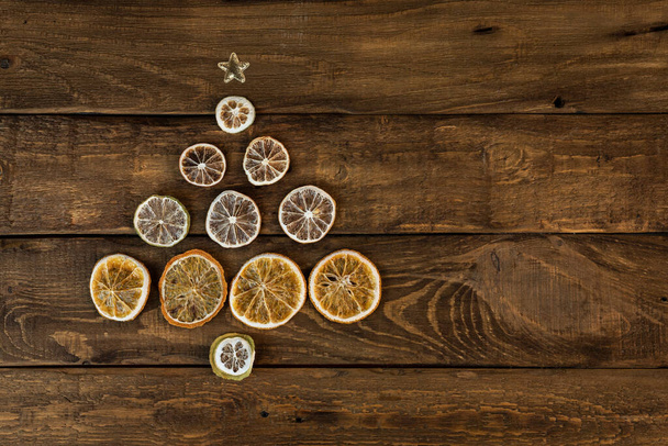 Kurumuş portakallardan, limondan ve limondan yapılmış Noel ağacı yaratıcı Noel ve yeni yıl konsepti. - Fotoğraf, Görsel